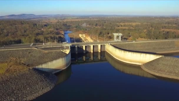 Flygbana Bild Wivenhoe Dam Med Den Fantastiska Brisbane Valley Bakgrunden — Stockvideo