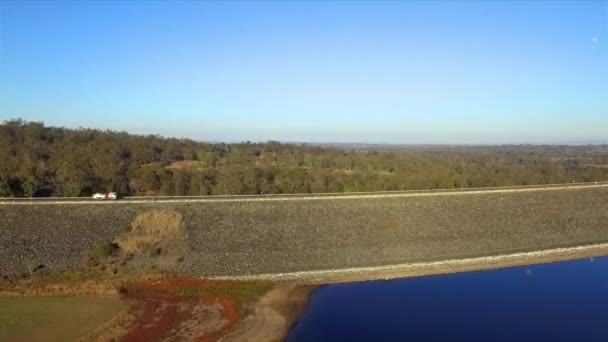 Aeriel Shot Tracking Entlang Der Wivenhoe Dam Wand Während Ein — Stockvideo