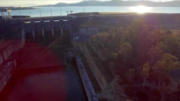 Aerial Shot Descending Wivenhoe Dam Early Morning Sun Glinting Lake — Stock Video
