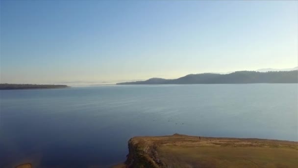 Vzestup Letecké Záběry Jezera Wivenhoe Krásné Jasné Zimní Ráno Queenslandu — Stock video
