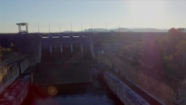 Flygfoto Stiger Från Bakom Wivenhoe Dam Att Avslöja Sjön Wivenhoe — Stockvideo