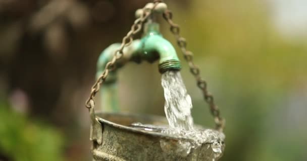 Água Cai Câmara Lenta Jardim Uma Torneira Livre Diy Transbordando — Vídeo de Stock