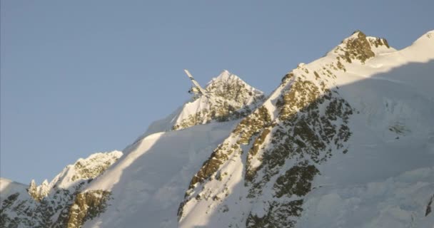 Aereo Vola Basso Sopra Montagna Coperta Neve Oltre Luna — Video Stock