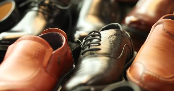 Кожаные Туфли Навалены Стильный Дизайн Премиум Класса Демонстрируется Высоком Qulaity — стоковое видео