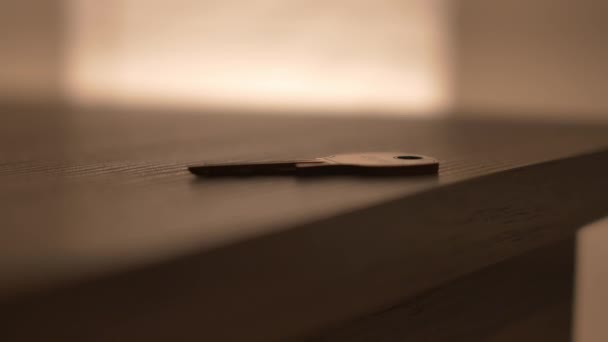 Makroaufnahme Eines Kleinen Goldenen Schlüssels Der Von Einem Grauen Schreibtisch — Stockvideo