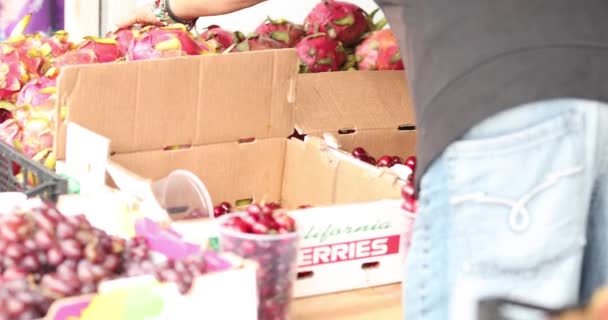 Egy Férfi Gyümölcsöt Szedett Egy Dobozból Utcai Piacon Lassításban — Stock videók