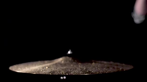 Slow Motion Batteur Frappe Symbole Écrasement Couvert Eau — Video