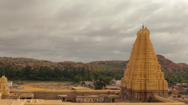 Hindistan Hampi Deki Hemakuta Tepesinden Virupaksha Tapınağı Nın Pan Manzarası — Stok video