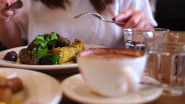 Крупним Планом Рука Леді Збирає Їжу Тарілки Ножем Виделкою Кафе — стокове відео