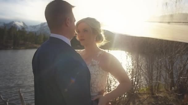 Een Bruid Staart Liefdevol Naar Haar Bruidegom Terwijl Het Zonlicht — Stockvideo