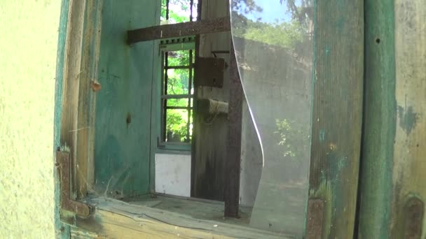 Casa Velha Abandonada Vidro Quebrado Janela — Vídeo de Stock