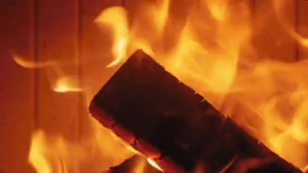 在木制原木上燃着火焰 在壁炉中燃烧的耶鲁圆木中枪 — 图库视频影像