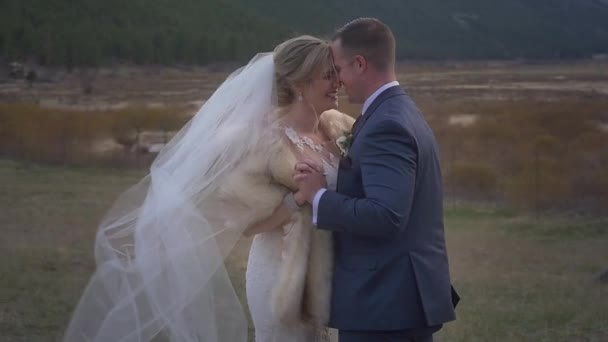 Egy Boldog Menyasszony Vőlegény Táncol Mezőn Lassított Felvételen — Stock videók
