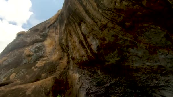 Sebuah Danau Kecil Terletak Sisi Gua Dari Bukit Granit Besar — Stok Video