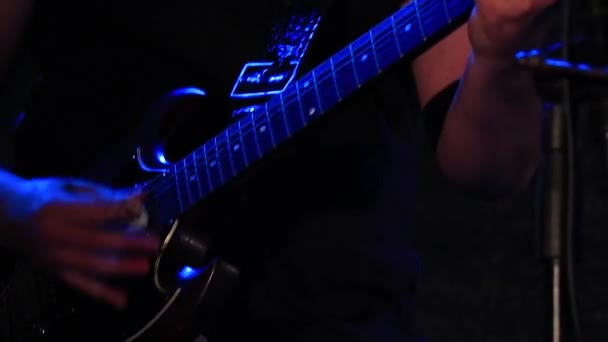 Gitarrist Spielt Zeitlupe Eine Gitarre Live Auftritt Eines Gitarristen Auf — Stockvideo