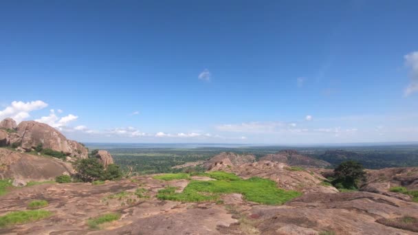 Tidsförlopp Moln Rör Sig Över Blå Himmel Toppen Stora Granit — Stockvideo