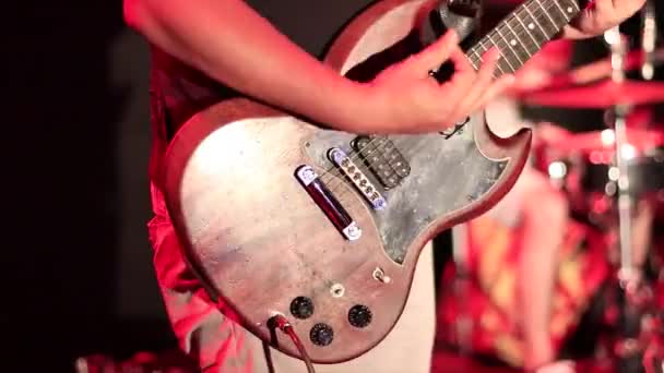 Gitaris Bermain Gitar Listrik Sebuah Konser Atas Panggung Penampilan Langsung — Stok Video