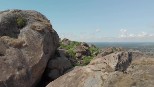 Fotografie Aeriană Explorând Bolovani Granit Mari Din Africa Est Tropicală — Videoclip de stoc