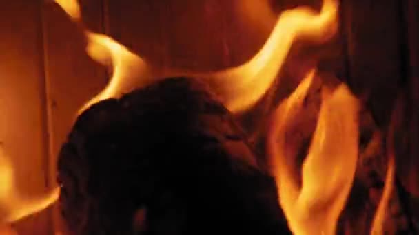 Zblízka Záběr Hořící Plamen Krbu Dřevěných Kládách Střední Záběr Yule — Stock video