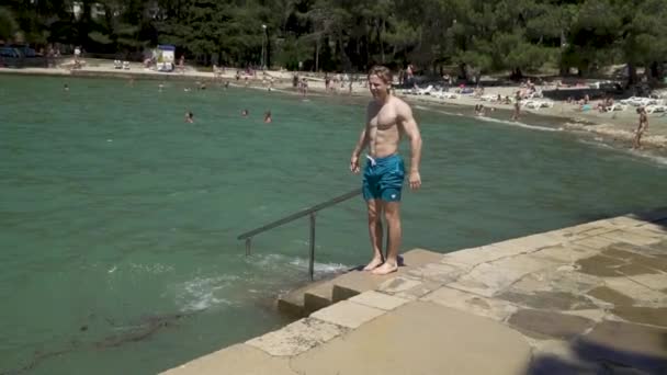 Blond Mladý Atletický Evropan Klouzající Zábradlí Orientované Moře Rychlostní Rampa — Stock video