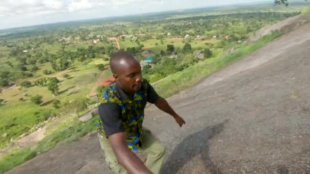 Vue Ensemble Africain Luttant Pour Gravir Une Grande Colline Granit — Video