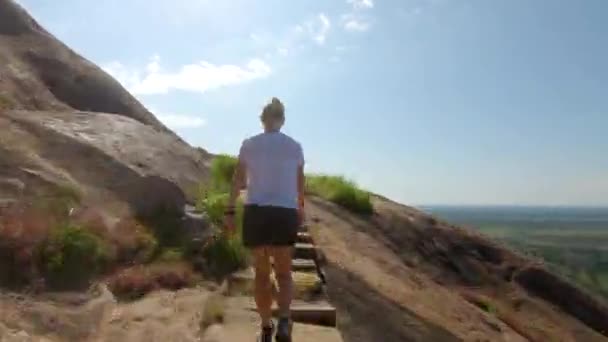 Sarışın Bir Batılı Turistin Arkasından Doğu Afrika Daki Büyük Granit — Stok video