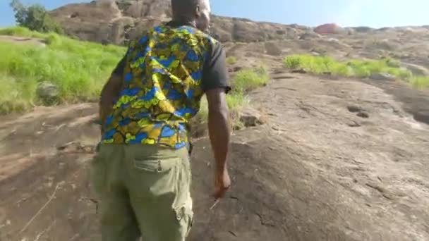 Следящий Выстрел Спины Африканца Взбирающегося Крутой Гранитный Камень Жарким Африканским — стоковое видео