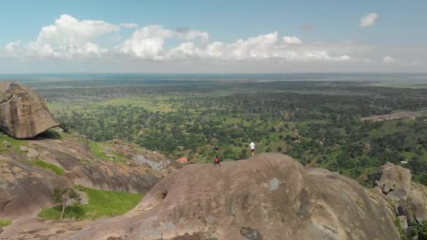 Ilmakuva Kiertää Afrikkalaista Vuorta Kiipeävää Naista Afrikkalainen Mies Istuu Huipulla — kuvapankkivideo