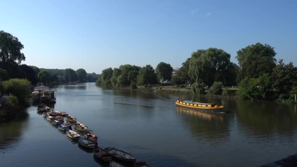 Skott Floden Thames Från Richmond Med Båtar Står Stilla Och — Stockvideo