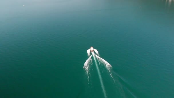 イタリアのラゴ マッジョーレでのボートクルーズの空中ビュー — ストック動画