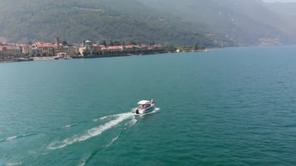 Vue Aérienne Bateau Naviguant Sur Lac Majeur Avec Belle Ville — Video