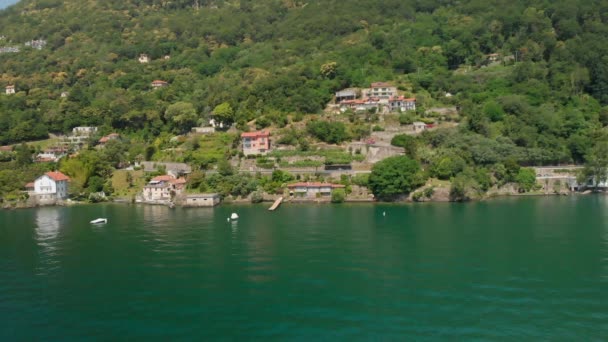 Luchtfoto Van Een Stadje Aan Het Meer Van Lago Maggiore — Stockvideo