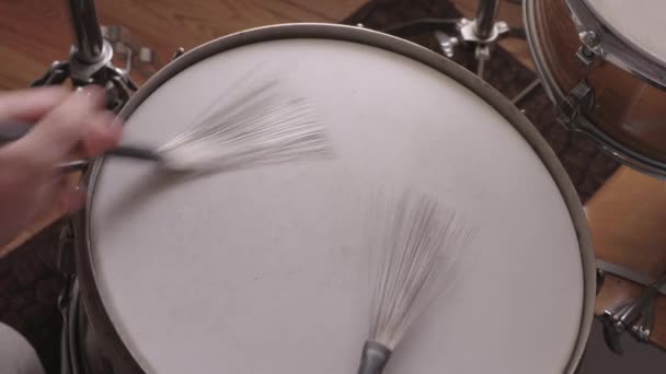 Jazz Drummer Spielt Tempo Snare Drum Mit Pinseln Overhead — Stockvideo