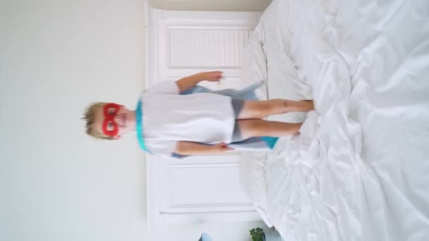 超级英雄男孩在床上跳 — 图库视频影像