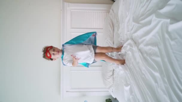Супергерой Хлопчик Стрибає Ліжку — стокове відео