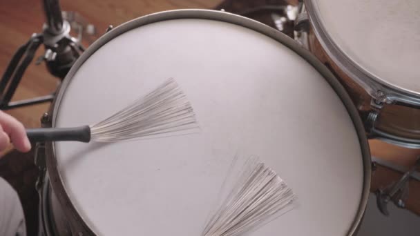 Jazz Schlagzeuger Spielt Snare Drum Mit Pinseln Overhead Zeitlupe — Stockvideo