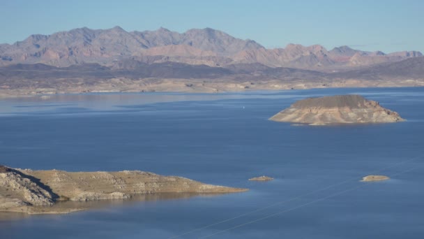 Statische Schot Van Rots Die Uit Lake Mead — Stockvideo