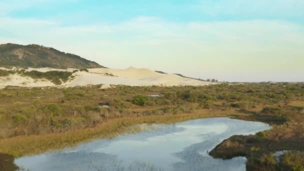 Baixa Vista Aérea Cinematográfica Lagoas Restingas Dunas Areia Praia Joaquina — Vídeo de Stock
