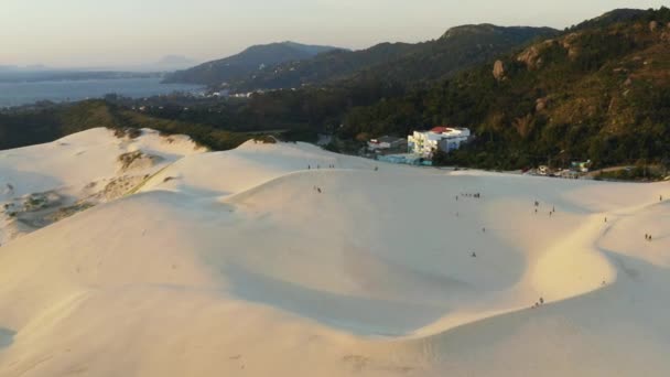 Luftaufnahme Des Sandbodens Den Sanddünen Von Praia Joaquina Florianopolis Santa — Stockvideo