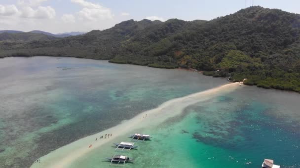 菲律宾巴拉望El Nido斯内克岛热带海滩的缓慢向后空中拍摄 空中射击 — 图库视频影像