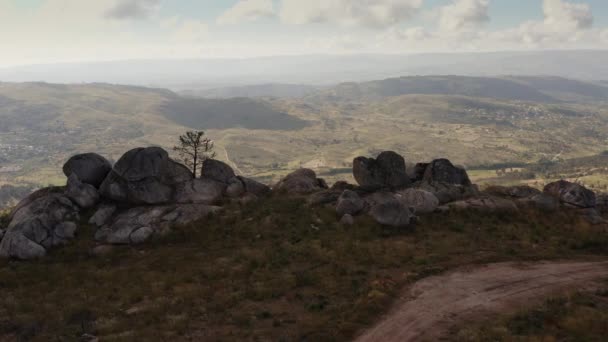 ロッキー山脈の崖 ドローンで撮影された美しい風景 ポルトガルで撃たれた — ストック動画
