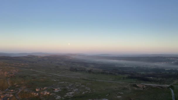 Drum Frumos Traversând Munte Într Dimineață Cețoasă Luna Cadru Drone — Videoclip de stoc