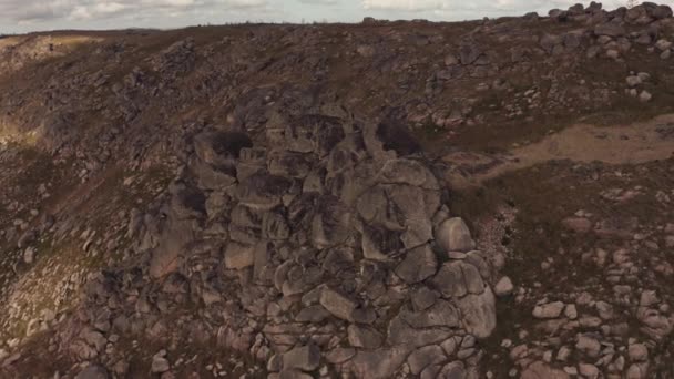 Penhasco Rochoso Incrível Topo Uma Montanha Drone Disparado Norte Portugal — Vídeo de Stock