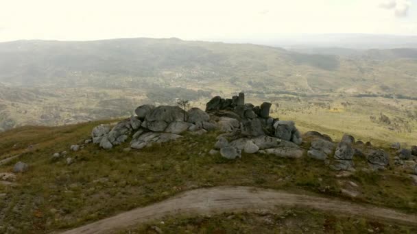 Árvore Uma Pedra Drone Disparado Topo Uma Bela Montanha Portugal — Vídeo de Stock
