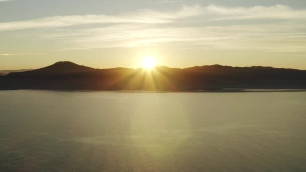 Прекрасний Вид Повітряний Дрон Захід Сонця Лінзою Палає Над Океаном — стокове відео
