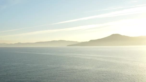 Piękny Widok Lotu Ptaka Zachód Słońca Nad Oceanem Góry Horyzoncie — Wideo stockowe