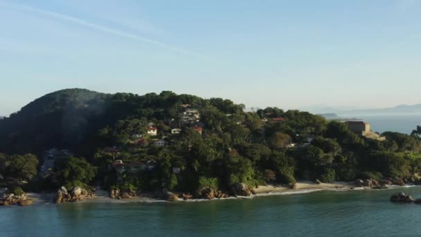 Luftaufnahme Einer Fantastischen Felsigen Küste Bei Sonnenuntergang Jurere Internacional Florianopolis — Stockvideo