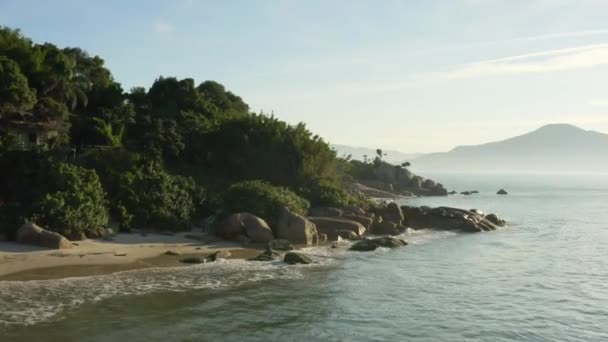 空中映画のような熱帯雨林の海岸線の夕日と霧 ジュレ インターナショナル フロリアノポリス サンタカタリーナ ブラジル — ストック動画