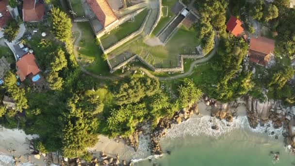Sunset Drone Anteny Widok Twierdza Niebieskie Brazylijskie Skaliste Wybrzeże Plaży — Wideo stockowe