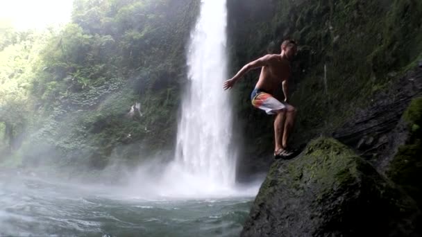 Slow Motion Shot 240 Ips Homme Faisant Backflip Dans Eau — Video